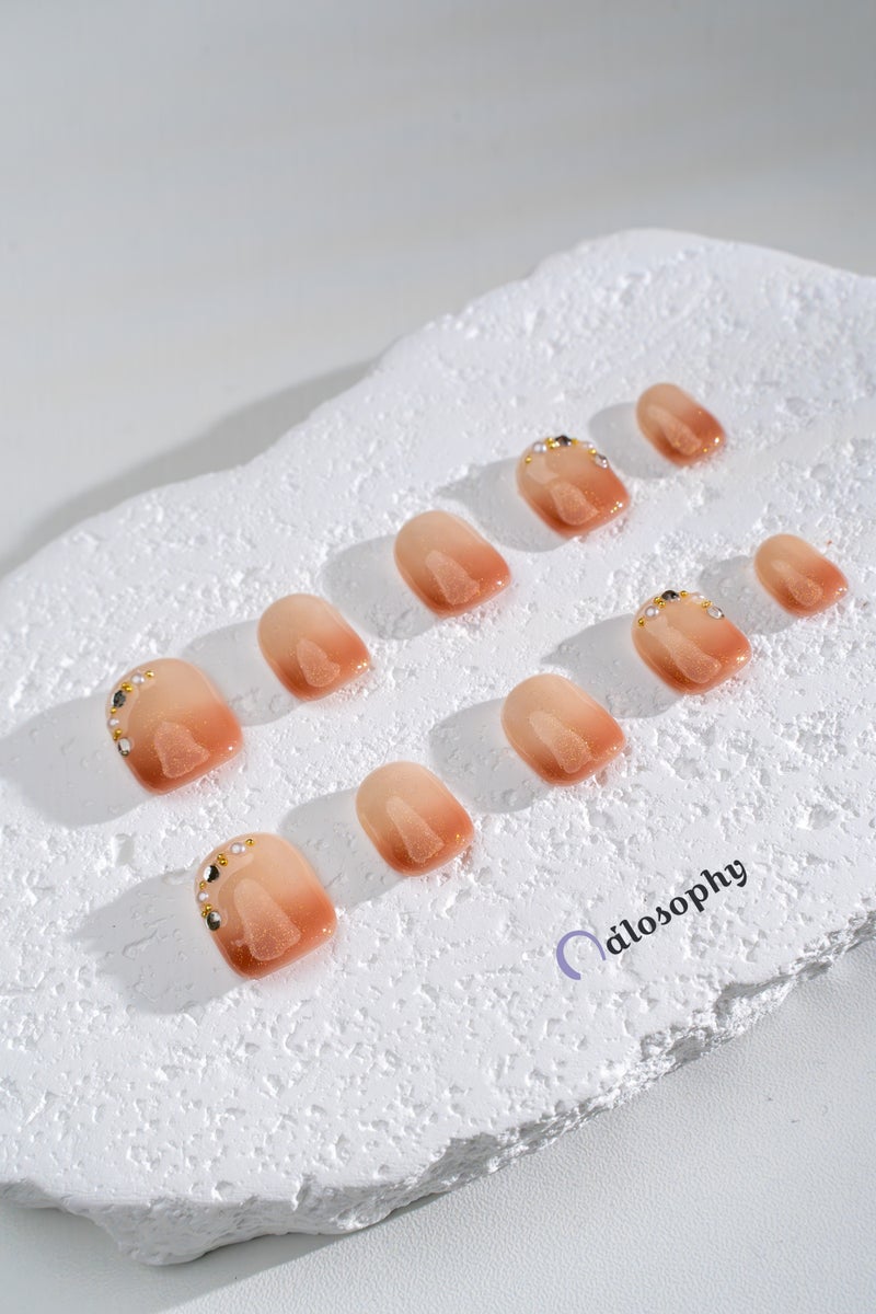 Nailosophy أظافر جل مضغوطة يدوية الصنع بلون الخوخة مع تدرج أومبري ورقائق لامعة | شكل مربع - Image 1